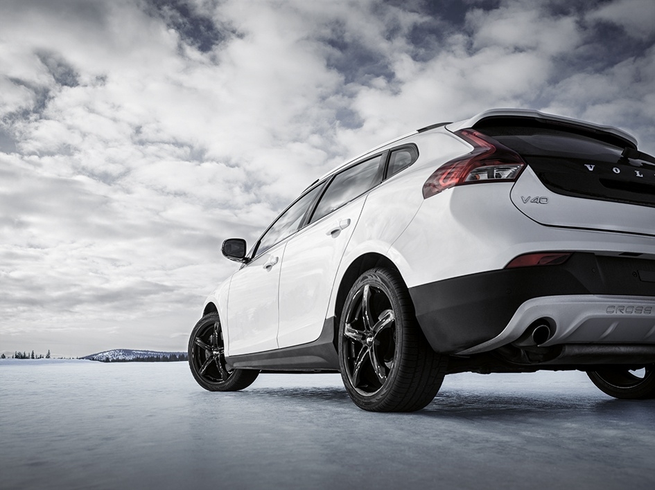 aez-yacht-dark-volvo-v40winterpic-02